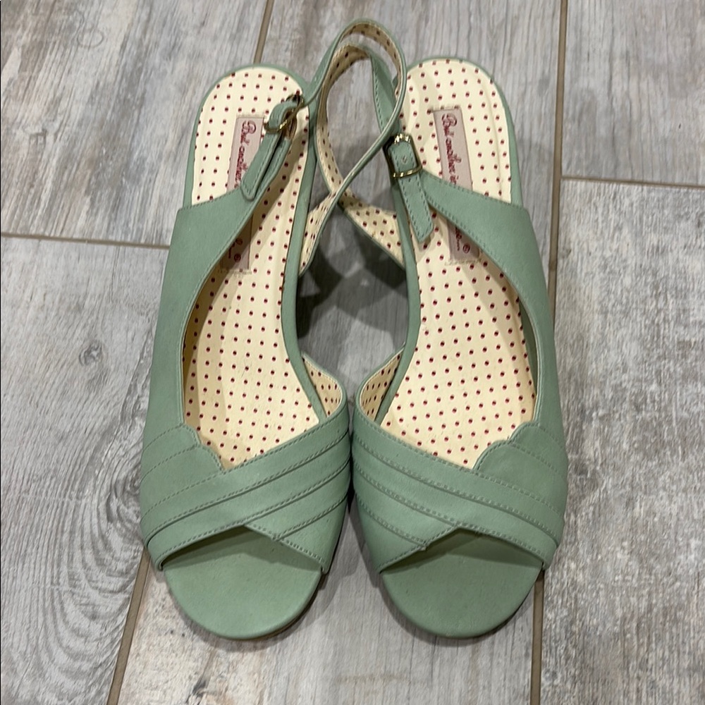 Green Flat Sandals with Polka Dot Bow